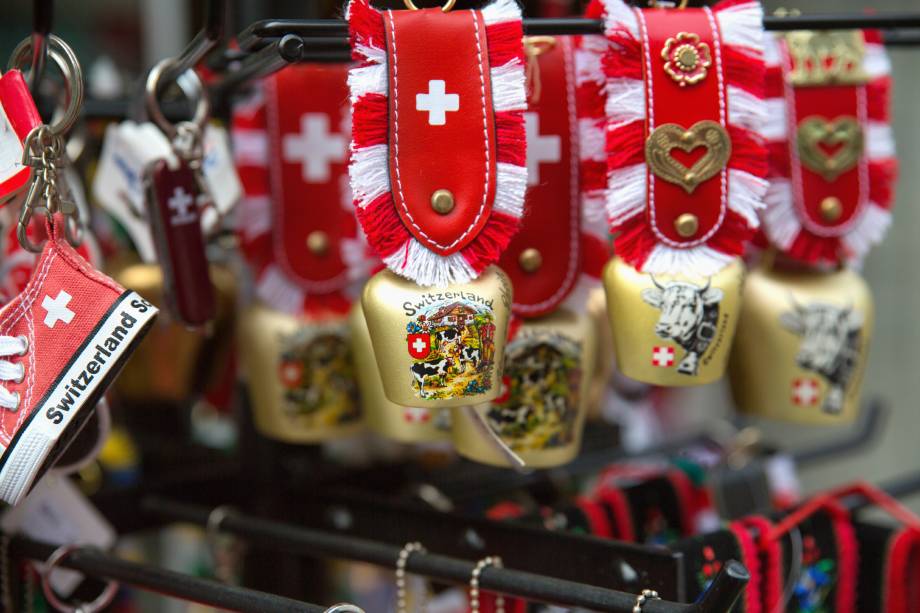 Antigamente, as vaquinhas su&iacute;&ccedil;as, al&eacute;m de produzirem leite que era transformado em queijos e chocolates muito gostosos, tamb&eacute;m costumavam andar com sinos amarrados com fitas no pesco&ccedil;o. Hoje, o objeto virou praticamente um s&iacute;mbolo do pa&iacute;s - principalmente quando acompanha as cores ou a bandeira su&iacute;&ccedil;a