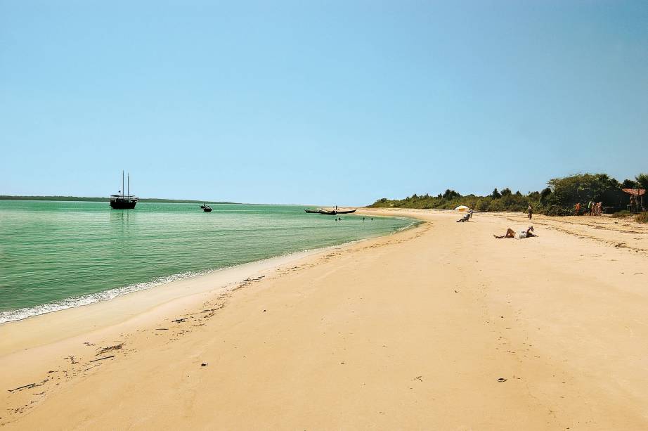 <strong><a href="https://viajeaqui.abril.com.br/cidades/br-sp-ilha-do-cardoso" rel="Ilha do Cardoso">Ilha do Cardoso</a></strong><br />  <br />  Ideal para quem busca isolamento e contato com a natureza, a ilha é repleta de praias desertas, cachoeiras e trilhas pela Mata Atlântica. Os aventureiros podem encarar o trekking até as piscinas naturais da Lage, uma das trilhas mais longas, com 12,5 quilômetros, que tem duração de oito horas (ida e volta). <br />  <br />  <strong>Distância: </strong>308 quilômetros<br />  <strong>Tempo médio de viagem: </strong>5 horas até Cananeia, mais 3 horas de travessia de escuna ou 50 minutos de lancha<br />  <br />  <strong>Saiba mais:</strong>  <a href="https://viajeaqui.abril.com.br/cidades/br-sp-ilha-do-cardoso/o-que-fazer" rel="O que fazer" title="O que fazer na Ilha do Cardoso">O que fazer</a><br />  <a href="https://viajeaqui.abril.com.br/cidades/br-sp-ilha-do-cardoso/onde-comer" rel="Onde comer" title="Onde comer na Ilha do Cardoso">Onde comer</a><br />  <a href="https://viajeaqui.abril.com.br/cidades/br-sp-ilha-do-cardoso/onde-ficar" rel="Onde ficar" title="Onde ficar na Ilha do Cardoso">Onde ficar</a> <strong><a href="https://viajeaqui.abril.com.br/cidades/br-sp-ilha-do-cardoso" rel="Ilha do Cardoso">Ilha do Cardoso</a></strong><br />  <br />  Ideal para quem busca isolamento e contato com a natureza, a ilha é repleta de praias desertas, cachoeiras e trilhas pela Mata Atlântica. Os aventureiros podem encarar o trekking até as piscinas naturais da Lage, uma das trilhas mais longas, com 12,5 quilômetros, que tem duração de oito horas (ida e volta). <br />  <br />  <strong>Distância: </strong>308 quilômetros<br />  <strong>Tempo médio de viagem: </strong>5 horas até Cananeia, mais 3 horas de travessia de escuna ou 50 minutos de lancha<br />  <br />  <strong>Saiba mais:</strong>  <a href="https://viajeaqui.abril.com.br/cidades/br-sp-ilha-do-cardoso/o-que-fazer" rel="O que fazer" title="O que fazer na Ilha do Cardoso">O que fazer</a><br />  <a href="https://viajeaqui.abril.com.br/cidades/br-sp-ilha-do-cardoso/onde-comer" rel="Onde comer" title="Onde comer na Ilha do Cardoso">Onde comer</a><br />  <a href="https://viajeaqui.abril.com.br/cidades/br-sp-ilha-do-cardoso/onde-ficar" rel="Onde ficar" title="Onde ficar na Ilha do Cardoso">Onde ficar</a>