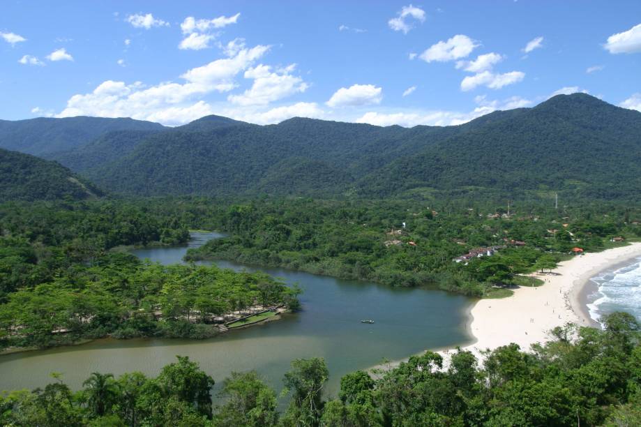 O rio Itamambuca, que alguns turistas precisam atravessar para chegar à <a href="https://viajeaqui.abril.com.br/estabelecimentos/br-sp-ubatuba-atracao-praia-itamambuca" rel="praia de Itamambuca" target="_blank">praia de Itamambuca</a>, em <a href="https://viajeaqui.abril.com.br/cidades/br-sp-ubatuba" rel="Ubatuba (SP)" target="_blank">Ubatuba (SP)</a>