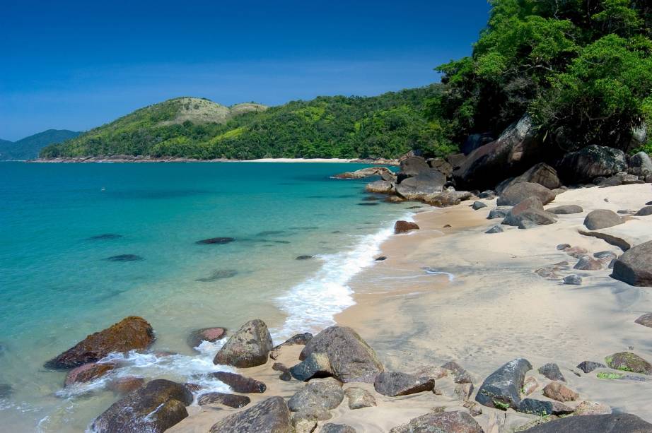 Uma das praias mais bonitas de <a href="https://viajeaqui.abril.com.br/cidades/br-sp-ubatuba" rel="Ubatuba (SP)" target="_blank">Ubatuba (SP)</a>, a <a href="https://viajeaqui.abril.com.br/estabelecimentos/br-sp-ubatuba-atracao-praia-do-cedro" rel="praia do Cedro" target="_blank">praia do Cedro</a> se mantém preservada (e vazia) por causa da dificuldade de acesso (40 minutos de trilha a partir da Praia de Grande do Bonete). O mar com tons de azul esverdeado, é calmo e forma várias piscinas naturais