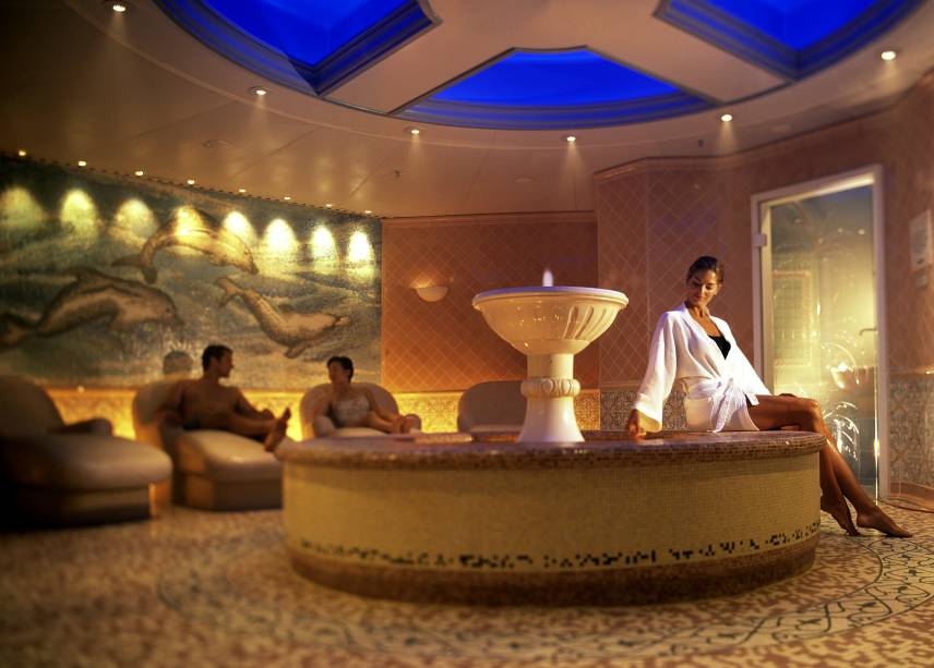 O spa do navio tem uma equipe de massagistas da Ilha de Bali e decoração oriental O spa do navio tem uma equipe de massagistas da Ilha de Bali e decoração oriental