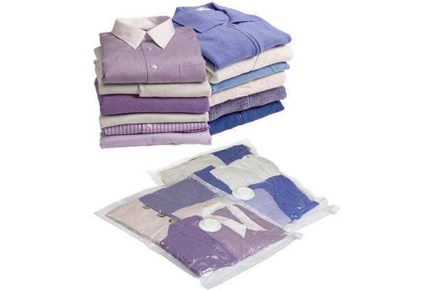 Com um saco organizador a v&aacute;cuo e um aspirador de p&oacute; o volume das suas roupas &eacute; reduzido em at&eacute; quatro vezes. Com isso voc&ecirc; pode levar uma mala menor para sua viagem ou aumentar o espa&ccedil;o para trazer as compras feitas no exterior.&nbsp; Acima voc&ecirc; v&ecirc; uma unidade m&eacute;dia do Easy Espace.