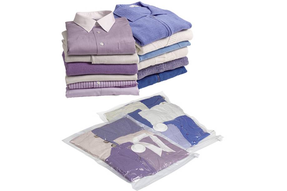 Com um saco organizador a vácuo e um aspirador de pó o volume das suas roupas é reduzido em até quatro vezes. Com isso você pode levar uma mala menor para sua viagem ou aumentar o espaço para trazer as compras feitas no exterior. Acima você vê uma unidade média do Easy Espace. Com um saco organizador a vácuo e um aspirador de pó o volume das suas roupas é reduzido em até quatro vezes. Com isso você pode levar uma mala menor para sua viagem ou aumentar o espaço para trazer as compras feitas no exterior. Acima você vê uma unidade média do Easy Espace.