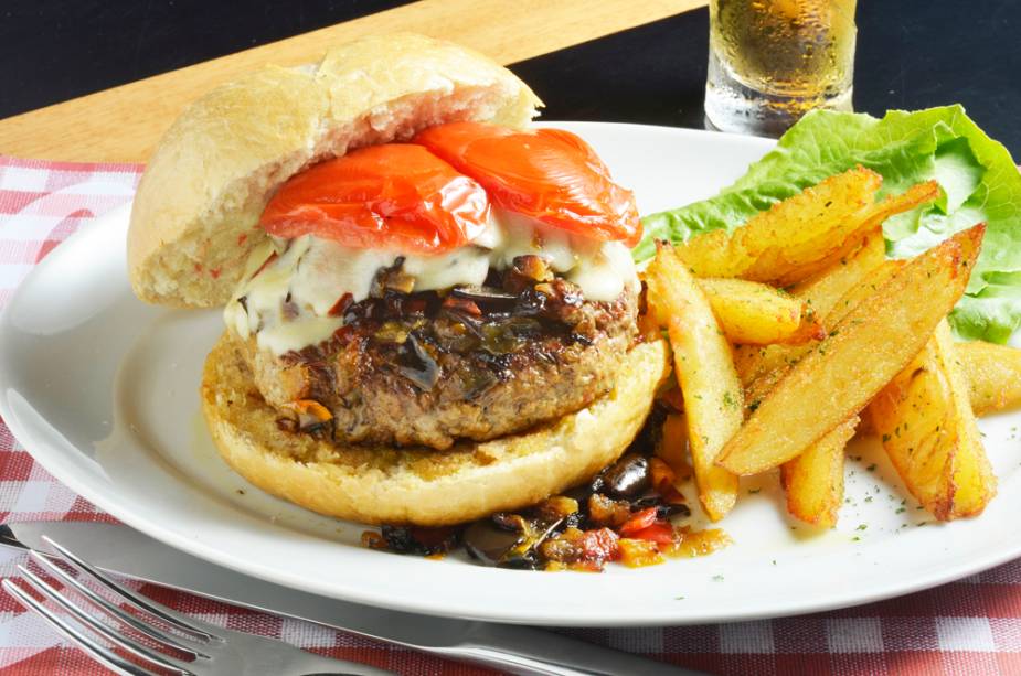 O <a href="https://www.spago.com.br/" rel="Spago">Spago</a> (R. Leopoldo Couto de Magalhães, 681, Itaim Bibi) serve o italian burger, sanduíche que leva costela com caponata siciliana, tomates confitados e ricota de cabra no pão italiano feito no restaurante O <a href="https://www.spago.com.br/" rel="Spago">Spago</a> (R. Leopoldo Couto de Magalhães, 681, Itaim Bibi) serve o italian burger, sanduíche que leva costela com caponata siciliana, tomates confitados e ricota de cabra no pão italiano feito no restaurante