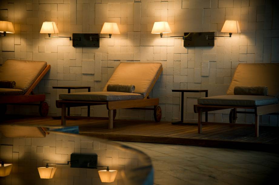 Espreguiçadeiras em frente à piscina termal Espreguiçadeiras em frente à piscina termal