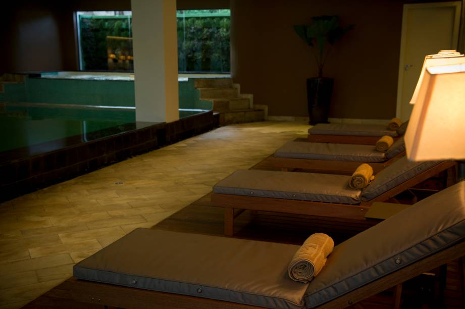 Espreguiçadeiras em frente à piscina termal Espreguiçadeiras em frente à piscina termal