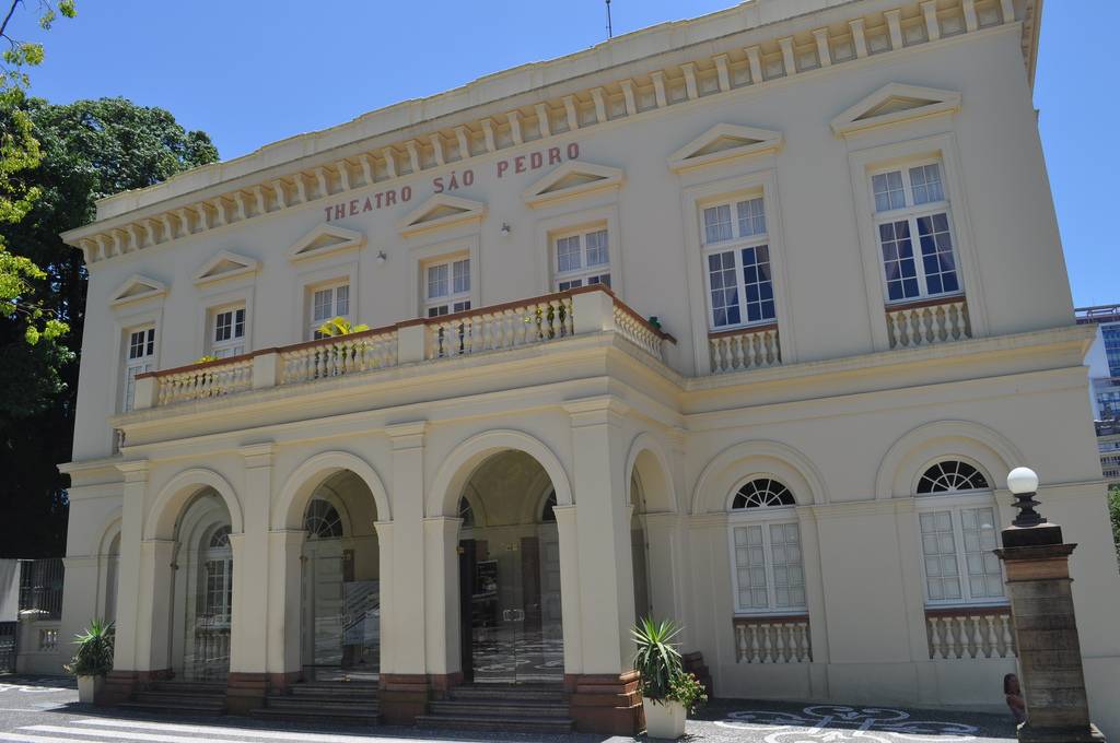 <a href="https://viajeaqui.abril.com.br/estabelecimentos/br-rs-porto-alegre-atracao-theatro-sao-pedro" rel="Theatro S&atilde;o Pedro"><strong>Theatro S&atilde;o Pedro</strong></a>Quando n&atilde;o h&aacute; espet&aacute;culos em cartaz,&nbsp; voc&ecirc; entra no sal&atilde;o principal e observa os detalhes da constru&ccedil;&atilde;o, devolvida em p&uacute;blico em 1984, ap&oacute;s quase ter sido destru&iacute;da por cupins. No memorial, no subsolo, um monitor explica a hist&oacute;ria do lugar.<strong>Onde:</strong> Pra&ccedil;a Marechal Deodoro (Centro)<strong>Hor&aacute;rio de Funcionamento:</strong>de ter&ccedil;a a sexta, das 12h &agrave;s 18h; S&aacute;bados e domingos, das 16h &agrave;s 18h
