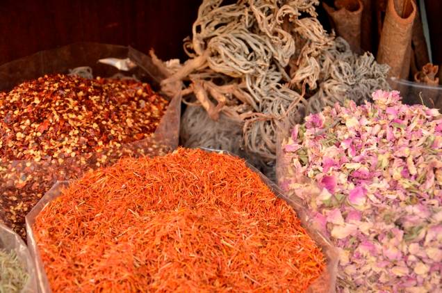 No Spice Souq o turista encontra aromas e sabores incríveis, como o de incenso de olíbano, açafrão, pimentas e mirra No Spice Souq o turista encontra aromas e sabores incríveis, como o de incenso de olíbano, açafrão, pimentas e mirra