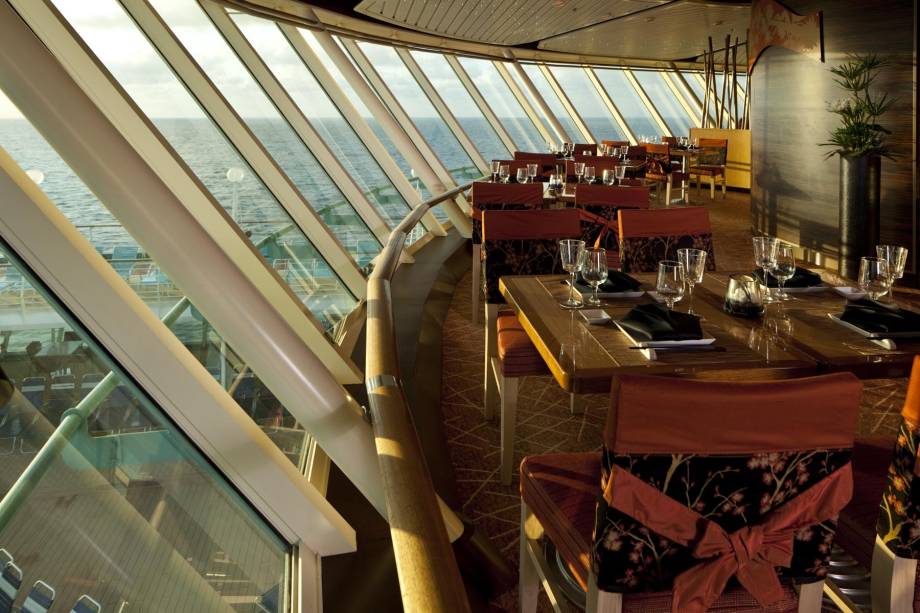 Restaurante do navio de cruzeiros Splendour of the Seas, da companhia Royal Caribbean International. Restaurante do navio de cruzeiros Splendour of the Seas, da companhia Royal Caribbean International.