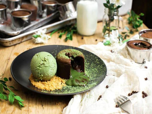 <strong><a href="https://www.spotdessertbar.com/" rel="Spot Dessert Bar" target="_blank">Spot Dessert Bar</a></strong> Especializado em sobremesas, o Spot conta com receitas criativas pra cativar a atenção do público. O campeão de vendas é o <strong>bolo de chocolate recheado com gnache de chá verde</strong>, servido com sorvete e nozes. Macarons e cookies também estão presentes no cardápio. <em>13 Saint Marks Pl, 10003</em> <strong><a href="https://www.spotdessertbar.com/" rel="Spot Dessert Bar" target="_blank">Spot Dessert Bar</a></strong> Especializado em sobremesas, o Spot conta com receitas criativas pra cativar a atenção do público. O campeão de vendas é o <strong>bolo de chocolate recheado com gnache de chá verde</strong>, servido com sorvete e nozes. Macarons e cookies também estão presentes no cardápio. <em>13 Saint Marks Pl, 10003</em>