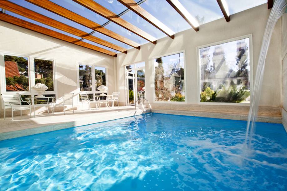 <strong>Estalagem St. Hubertus (Gramado)</strong><br /><br />Você recebe uma taça de espumante no check-in da <a href="https://viajeaqui.abril.com.br/estabelecimentos/br-rs-gramado-hospedagem-estalagem-st-hubertus" rel="Estalagem St. Hubertus">Estalagem St. Hubertus</a>. Ao chegar ao quarto, nova surpresa: há frutas frescas. Mais comodidades vão se revelando durante a estadia, como o chá da tarde, o café da manhã servido até as 11h30 – com vista para o Lago Negro, um dos cartões-postais da região –, os chás e chocolatinhos no quarto e o menu especial para pessoas com restrições alimentares. Para fechar com chave de ouro, no check-out você ganha um kit de boa viagem, com palha italiana, água e uma foto.  <strong>Estalagem St. Hubertus (Gramado)</strong><br /><br />Você recebe uma taça de espumante no check-in da <a href="https://viajeaqui.abril.com.br/estabelecimentos/br-rs-gramado-hospedagem-estalagem-st-hubertus" rel="Estalagem St. Hubertus">Estalagem St. Hubertus</a>. Ao chegar ao quarto, nova surpresa: há frutas frescas. Mais comodidades vão se revelando durante a estadia, como o chá da tarde, o café da manhã servido até as 11h30 – com vista para o Lago Negro, um dos cartões-postais da região –, os chás e chocolatinhos no quarto e o menu especial para pessoas com restrições alimentares. Para fechar com chave de ouro, no check-out você ganha um kit de boa viagem, com palha italiana, água e uma foto.