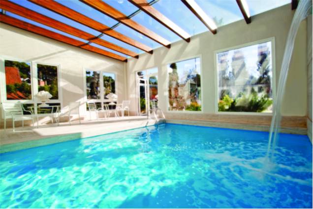 <a href="https://viajeaqui.abril.com.br/estabelecimentos/br-rs-gramado-hospedagem-estalagem-st-hubertus" rel="Estalagem St. Hubertus" target="_blank">Estalagem St. Hubertus</a> A vista para o <a href="https://viajeaqui.abril.com.br/estabelecimentos/br-rs-gramado-atracao-lago-negro" rel="Lago Negro" target="_blank">Lago Negro</a>, um dos cartões-postais da região, é uma das principais atrações da <a href="https://viajeaqui.abril.com.br/estabelecimentos/br-rs-gramado-hospedagem-estalagem-st-hubertus" rel="Estalagem St. Hubertus" target="_blank">Estalagem St. Hubertus</a>. Um dos melhores ângulos para apreciar essa vista é do deque da sala de café. Os quartos são decorados com temas florais. O hotel também é classificado como de charme, segundo o GUIA QUATRO RODAS. <a href="https://viajeaqui.abril.com.br/estabelecimentos/br-rs-gramado-hospedagem-estalagem-st-hubertus" rel="Estalagem St. Hubertus" target="_blank">Estalagem St. Hubertus</a> A vista para o <a href="https://viajeaqui.abril.com.br/estabelecimentos/br-rs-gramado-atracao-lago-negro" rel="Lago Negro" target="_blank">Lago Negro</a>, um dos cartões-postais da região, é uma das principais atrações da <a href="https://viajeaqui.abril.com.br/estabelecimentos/br-rs-gramado-hospedagem-estalagem-st-hubertus" rel="Estalagem St. Hubertus" target="_blank">Estalagem St. Hubertus</a>. Um dos melhores ângulos para apreciar essa vista é do deque da sala de café. Os quartos são decorados com temas florais. O hotel também é classificado como de charme, segundo o GUIA QUATRO RODAS.
