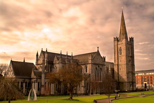 A mais famosa do país, a catedral de Saint Patrick data do século 12 e foi construída em estilo gótico. No dia 17 de março um carnaval toma conta da região e homenageia o santo A mais famosa do país, a catedral de Saint Patrick data do século 12 e foi construída em estilo gótico. No dia 17 de março um carnaval toma conta da região e homenageia o santo