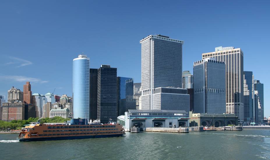 <strong>Passeio de balsa </strong> A ferry que sai do <a href="https://viajeaqui.abril.com.br/estabelecimentos/estados-unidos-nova-york-atracao-battery-park" target="_blank" rel="noopener">Battery Park</a>, no sul de Manhattan, e vai para a Staten Island é grátis. A dica é: faça um bate e volta (25 minutos cada trecho) para curtir uma brisa e tirar boas fotos da <a href="https://viajeaqui.abril.com.br/estabelecimentos/estados-unidos-nova-york-atracao-estatua-da-liberdade-e-ellis-island" target="_blank" rel="noopener">Estátua da Liberdade</a>