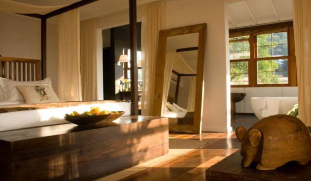 <b><a href="https://viajeaqui.abril.com.br/estabelecimentos/br-rj-rio-de-janeiro-hospedagem-santa-teresa" rel="Santa Teresa" target="_blank">Santa Teresa</a> </b>– <strong><a href="https://viajeaqui.abril.com.br/cidades/br-rj-rio-de-janeiro" rel="Rio de Janeiro" target="_blank">Rio de Janeiro</a> <a href="https://viajeaqui.abril.com.br/estados/br-rio-de-janeiro" rel="(RJ)" target="_blank">(RJ)</a></strong><br /> <br /> No Santa Teresa, o tratamento VIP é garantido. Já no check-in, os hóspedes são recebidos com toalhinhas geladas e perfumadas para se refrescar. No quarto, os mimos continuam com macarons de boas-vindas. O charmoso hotel valoriza a história e a cultura nacional: a estrutura original do centenário casarão foi preservada, e os ambientes são decorados com artefatos indígenas, fibras e madeiras tropicais. Mas a história para por aí: a piscina com bar Veuve Clicquot e o bom spa lembram a todo momento que este é um hotel contemporâneo. <b><a href="https://viajeaqui.abril.com.br/estabelecimentos/br-rj-rio-de-janeiro-hospedagem-santa-teresa" rel="Santa Teresa" target="_blank">Santa Teresa</a> </b>– <strong><a href="https://viajeaqui.abril.com.br/cidades/br-rj-rio-de-janeiro" rel="Rio de Janeiro" target="_blank">Rio de Janeiro</a> <a href="https://viajeaqui.abril.com.br/estados/br-rio-de-janeiro" rel="(RJ)" target="_blank">(RJ)</a></strong><br /> <br /> No Santa Teresa, o tratamento VIP é garantido. Já no check-in, os hóspedes são recebidos com toalhinhas geladas e perfumadas para se refrescar. No quarto, os mimos continuam com macarons de boas-vindas. O charmoso hotel valoriza a história e a cultura nacional: a estrutura original do centenário casarão foi preservada, e os ambientes são decorados com artefatos indígenas, fibras e madeiras tropicais. Mas a história para por aí: a piscina com bar Veuve Clicquot e o bom spa lembram a todo momento que este é um hotel contemporâneo.