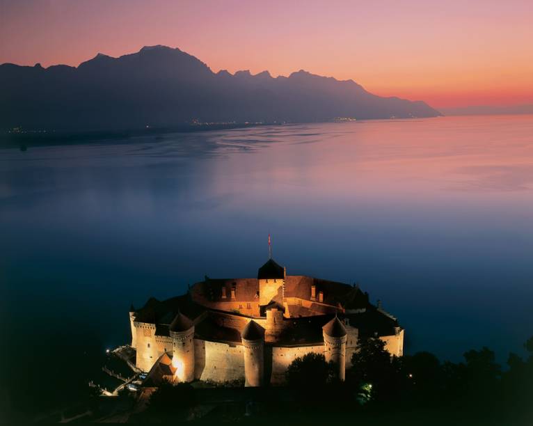Os primeiros registros do Castelo de Chillon, localizado às margens do Lago Genebra, têm mais de 1000 anos Os primeiros registros do Castelo de Chillon, localizado às margens do Lago Genebra, têm mais de 1000 anos