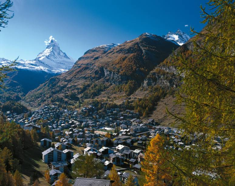 Resort a 1616 metros de altura, em Zermatt, ao lado da Montanha Matterhorn, que chega 4478 metros de altura Resort a 1616 metros de altura, em Zermatt, ao lado da Montanha Matterhorn, que chega 4478 metros de altura