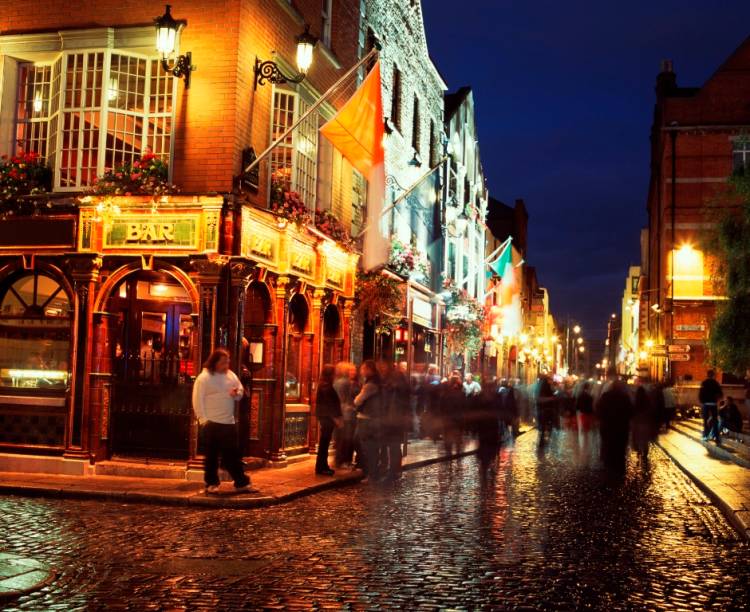 A vida noturna de Dublin &eacute; movimentada, repleta de pubs e de casas noturnas. Na d&uacute;vida, siga para o Temple Bar, regi&atilde;o que concentra o maior n&uacute;mero de op&ccedil;&otilde;es por metro quadrado na capital irlandesa