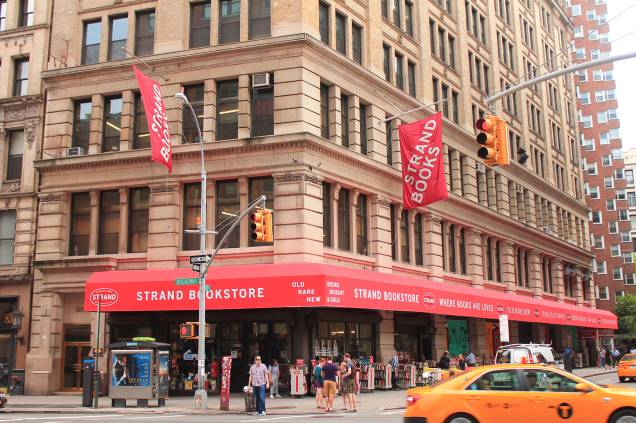 <strong>Strand Bookstore </strong><em>(828, Broadway) </em> Os amantes da literature podem reservar pelo menos uma tarde inteira para aproveitar a gigantesca variedade de livros novos e usados. Acredite: as prateleiras de livros somam uma distância que chega próxima dos 30 mil quilômetros <strong>Strand Bookstore </strong><em>(828, Broadway) </em> Os amantes da literature podem reservar pelo menos uma tarde inteira para aproveitar a gigantesca variedade de livros novos e usados. Acredite: as prateleiras de livros somam uma distância que chega próxima dos 30 mil quilômetros