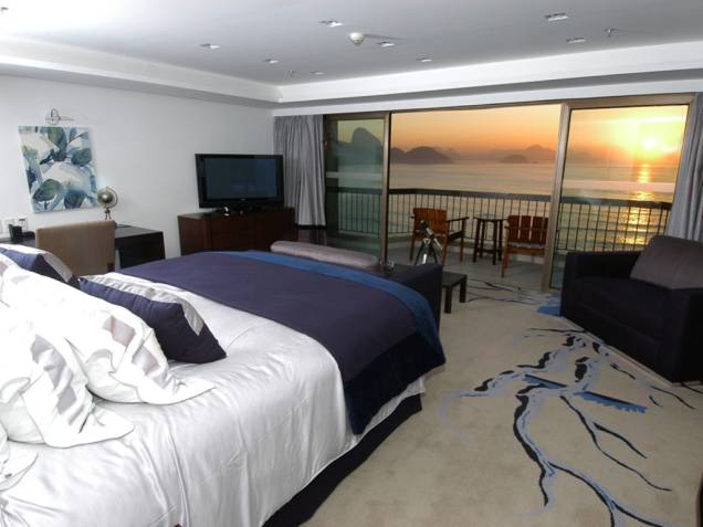 <strong><a href="https://viajeaqui.abril.com.br/estabelecimentos/br-rj-rio-de-janeiro-hospedagem-sofitel-rio-de-janeiro" rel="Sofitel Rio de Janeiro" target="_blank">Sofitel Rio de Janeiro</a> </strong>– <strong><a href="https://viajeaqui.abril.com.br/cidades/br-rj-rio-de-janeiro" rel="Rio de Janeiro" target="_blank">Rio de Janeiro</a></strong> <strong><a href="https://viajeaqui.abril.com.br/estados/br-rio-de-janeiro" rel="(RJ)" target="_blank">(RJ)</a></strong><br /> <br /> Prepare-se para se sentir mimado: o hotel tem um dos melhores serviços do Rio, os melhores quartos e um excelente restaurante francês (o duas-estrelas <a href="https://viajeaqui.abril.com.br/estabelecimentos/br-rj-rio-de-janeiro-restaurante-le-pre-catelan-hotel-sofitel-rio" rel="Le Pré Catelan" target="_blank"><strong>Le Pré Catelan</strong></a>). As crianças, por exemplo, ganham um ursinho mascote, amenities especiais e até menu de DVDs com direito a pipoca. O conceito de "ambientes sensoriais" da rede francesa Accor é outro deleite: cada espaço tem aromas, música e iluminação cuidadosamente escolhidas. O dia começa com um esforço enorme: abandonar uma deliciosa cama com travesseiros cheirando a lavanda. Os quartos, aliás, são modernos e espaçosos, com equipamentos de ponta e vista para a orla de Copacabana. Não deixe de relaxar na piscina, na sauna ou na hidro, e à noite entregue-se aos prazeres da mesa no premiado restaurante francês Le Pré Catelan. <strong><a href="https://viajeaqui.abril.com.br/estabelecimentos/br-rj-rio-de-janeiro-hospedagem-sofitel-rio-de-janeiro" rel="Sofitel Rio de Janeiro" target="_blank">Sofitel Rio de Janeiro</a> </strong>– <strong><a href="https://viajeaqui.abril.com.br/cidades/br-rj-rio-de-janeiro" rel="Rio de Janeiro" target="_blank">Rio de Janeiro</a></strong> <strong><a href="https://viajeaqui.abril.com.br/estados/br-rio-de-janeiro" rel="(RJ)" target="_blank">(RJ)</a></strong><br /> <br /> Prepare-se para se sentir mimado: o hotel tem um dos melhores serviços do Rio, os melhores quartos e um excelente restaurante francês (o duas-estrelas <a href="https://viajeaqui.abril.com.br/estabelecimentos/br-rj-rio-de-janeiro-restaurante-le-pre-catelan-hotel-sofitel-rio" rel="Le Pré Catelan" target="_blank"><strong>Le Pré Catelan</strong></a>). As crianças, por exemplo, ganham um ursinho mascote, amenities especiais e até menu de DVDs com direito a pipoca. O conceito de "ambientes sensoriais" da rede francesa Accor é outro deleite: cada espaço tem aromas, música e iluminação cuidadosamente escolhidas. O dia começa com um esforço enorme: abandonar uma deliciosa cama com travesseiros cheirando a lavanda. Os quartos, aliás, são modernos e espaçosos, com equipamentos de ponta e vista para a orla de Copacabana. Não deixe de relaxar na piscina, na sauna ou na hidro, e à noite entregue-se aos prazeres da mesa no premiado restaurante francês Le Pré Catelan.