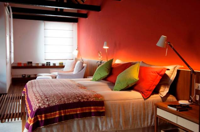 <a href="https://viajeaqui.abril.com.br/estabelecimentos/br-rs-gramado-hospedagem-saint-andrews" rel="Saint Andrews" style="font-weight: bold;" target="_blank">Saint Andrews</a> – <a href="https://viajeaqui.abril.com.br/cidades/br-rs-gramado" rel="Gramado" target="_blank"><strong>Gramado</strong></a> <a href="https://viajeaqui.abril.com.br/estados/br-rio-grande-do-sul" rel="(RS)" target="_blank"><strong>(RS)</strong></a><br /><br />Hospedar-se aqui significa ser agraciado com mimos o tempo todo. Assim que o hóspede chega, é recebido com uma taça de espumante. Depois, chá inglês e biscoitos são servidos na cama e um mordomo fica à disposição para desfazer as malas no quarto. Quer desfrutar a piscina? Surpreenda-se com uma abertura no fundo que proporciona uma vista única do vale de Gramado. Quando sentir fome, sinta-se à vontade em debater com a chef o que prefere comer ao longo da estadia – isso é mais um dos serviços exclusivos aqui. Assim como os itens hi-tech: Macintosh e iPad, disponíveis para uso interno. <a href="https://viajeaqui.abril.com.br/estabelecimentos/br-rs-gramado-hospedagem-saint-andrews" rel="Saint Andrews" style="font-weight: bold;" target="_blank">Saint Andrews</a> – <a href="https://viajeaqui.abril.com.br/cidades/br-rs-gramado" rel="Gramado" target="_blank"><strong>Gramado</strong></a> <a href="https://viajeaqui.abril.com.br/estados/br-rio-grande-do-sul" rel="(RS)" target="_blank"><strong>(RS)</strong></a><br /><br />Hospedar-se aqui significa ser agraciado com mimos o tempo todo. Assim que o hóspede chega, é recebido com uma taça de espumante. Depois, chá inglês e biscoitos são servidos na cama e um mordomo fica à disposição para desfazer as malas no quarto. Quer desfrutar a piscina? Surpreenda-se com uma abertura no fundo que proporciona uma vista única do vale de Gramado. Quando sentir fome, sinta-se à vontade em debater com a chef o que prefere comer ao longo da estadia – isso é mais um dos serviços exclusivos aqui. Assim como os itens hi-tech: Macintosh e iPad, disponíveis para uso interno.