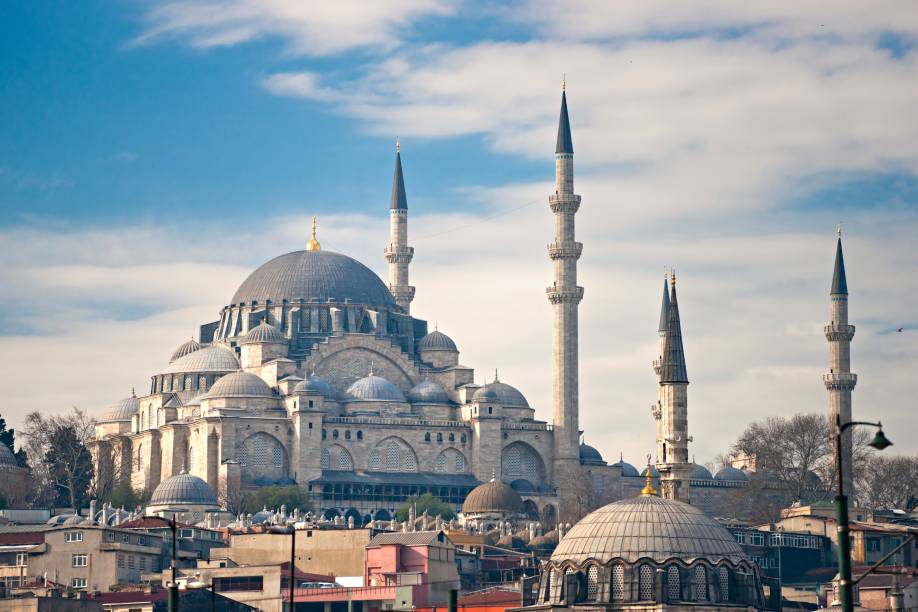 Construída pelo grande imperador Suleiman em 1558 (que também erigiu belíssimas mesquitas em outras cidades do então Império Otomano), é a maior mesquita de Istambul. Sua arquitetura que mistura elementos bizantinos e otomanos tem inspiração também na Cúpula da Rocha em Jerusalém e na <a href="https://viajeaqui.abril.com.br/estabelecimentos/turquia-istambul-atracao-santa-sofia" target="_blank">Santa Sofia</a>. Além da mesquita, o complexo original abrigava um hospital, uma escola primária, banhos públicos, um espaço para instalação de caravanas, quatro madrassas (escolas islâmicas), uma escola de hadith (técnica de caligrafia muçulmana que cria imagens com palavras), uma faculdade de medicina e uma cozinha pública que servia comida aos pobres. Muitas dessas estruturas ainda existem Construída pelo grande imperador Suleiman em 1558 (que também erigiu belíssimas mesquitas em outras cidades do então Império Otomano), é a maior mesquita de Istambul. Sua arquitetura que mistura elementos bizantinos e otomanos tem inspiração também na Cúpula da Rocha em Jerusalém e na <a href="https://viajeaqui.abril.com.br/estabelecimentos/turquia-istambul-atracao-santa-sofia" target="_blank">Santa Sofia</a>. Além da mesquita, o complexo original abrigava um hospital, uma escola primária, banhos públicos, um espaço para instalação de caravanas, quatro madrassas (escolas islâmicas), uma escola de hadith (técnica de caligrafia muçulmana que cria imagens com palavras), uma faculdade de medicina e uma cozinha pública que servia comida aos pobres. Muitas dessas estruturas ainda existem