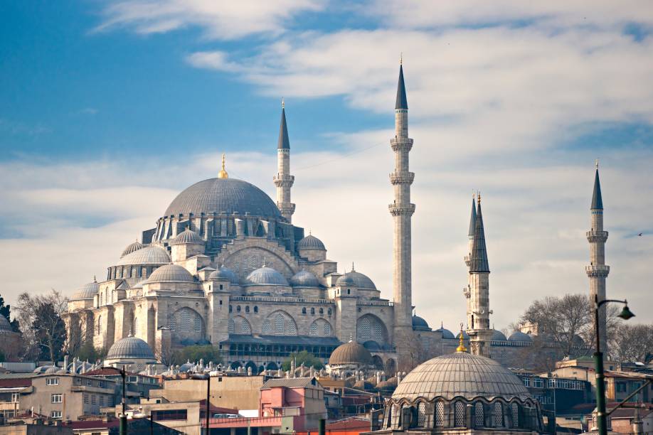 Construída pelo grande imperador Suleiman em 1558 (que também erigiu belíssimas mesquitas em outras cidades do então Império Otomano), é a maior mesquita de Istambul. Sua arquitetura que mistura elementos bizantinos e otomanos tem inspiração também na Cúpula da Rocha em Jerusalém e na <a href="https://viajeaqui.abril.com.br/estabelecimentos/turquia-istambul-atracao-santa-sofia" target="_blank">Santa Sofia</a>. Além da mesquita, o complexo original abrigava um hospital, uma escola primária, banhos públicos, um espaço para instalação de caravanas, quatro madrassas (escolas islâmicas), uma escola de hadith (técnica de caligrafia muçulmana que cria imagens com palavras), uma faculdade de medicina e uma cozinha pública que servia comida aos pobres. Muitas dessas estruturas ainda existem