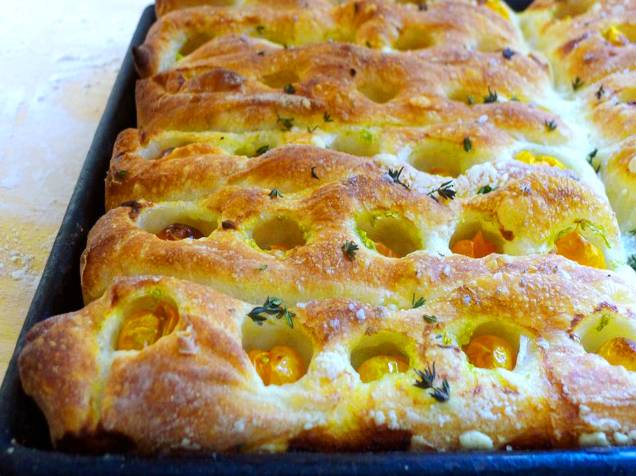 <strong><a href="https://www.sullivanstreetbakery.com/" rel="Sullivan Street Bakery" target="_blank">Sullivan Street Bakery</a></strong> Fundada em 1994 na cidade, a casa foi inspirada em padarias italianas. Seu pães, brioches, pizzas biancas romanas (como a de <strong>tomate</strong>) e pastéis atraem os visitantes. <em>533 W 47th St, Hells Kitchen, 10036</em> e <em>236 9th Ave, Chelsea, 10011</em> <strong><a href="https://www.sullivanstreetbakery.com/" rel="Sullivan Street Bakery" target="_blank">Sullivan Street Bakery</a></strong> Fundada em 1994 na cidade, a casa foi inspirada em padarias italianas. Seu pães, brioches, pizzas biancas romanas (como a de <strong>tomate</strong>) e pastéis atraem os visitantes. <em>533 W 47th St, Hells Kitchen, 10036</em> e <em>236 9th Ave, Chelsea, 10011</em>