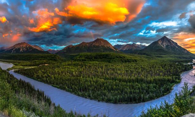 Entre o <a href="https://viajeaqui.abril.com.br/paises/canada" rel="Canadá" target="_self">Canadá</a> e o Alasca, o pôr do Sol do Matanuska Valley e da King Mountain Entre o <a href="https://viajeaqui.abril.com.br/paises/canada" rel="Canadá" target="_self">Canadá</a> e o Alasca, o pôr do Sol do Matanuska Valley e da King Mountain