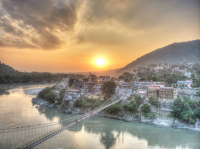 <strong>8. Rishikesh</strong>    Essa cidadezinha aos pés do Himalaia ganhou fama mundial após ter sido visitada pelos Beatles em 1968. Foi ali que eles conheceram o guru da meditação transcedental Maharishi Mahesh Yogi e plantaram a semente do movimento hippie no ocidente. Até hoje, Rishikesh é um importante centro de peregrinação de ocidentais que buscam a evolução espiritual. <strong><a href="https://viajeaqui.abril.com.br/materias/india-espiritual-os-ashrams-e-os-gurus-do-pais" rel="SAIBA MAIS">SAIBA MAIS</a></strong>