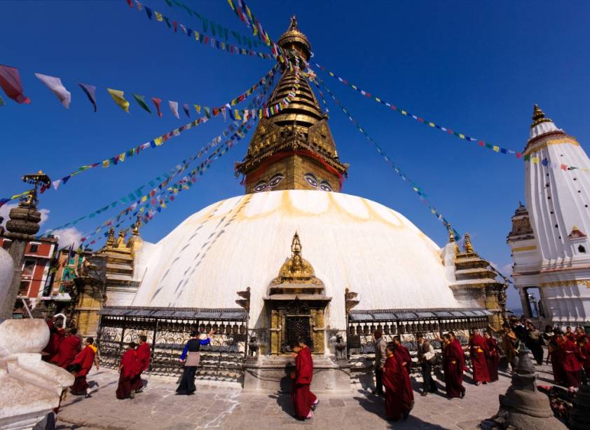 O Nepal é o país natal de Sidartha Gautama, o Buda. Apesar da predominância do hinduísmo, elementos budistas fazem parte constante da paisagem local, como na estupa Swayambhunath, em Kathmandu O Nepal é o país natal de Sidartha Gautama, o Buda. Apesar da predominância do hinduísmo, elementos budistas fazem parte constante da paisagem local, como na estupa Swayambhunath, em Kathmandu