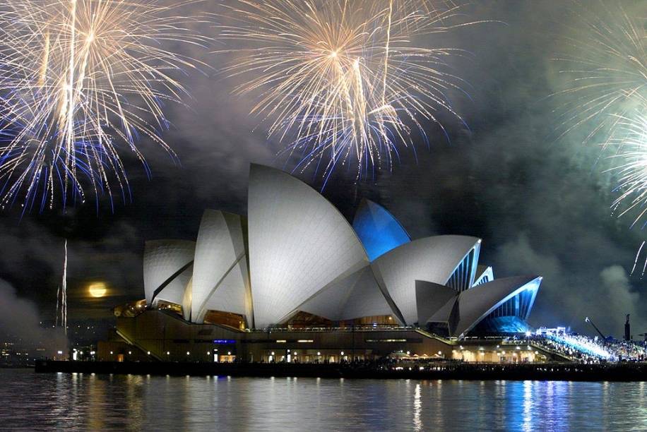 <strong><a href="https://www.sydneyoperahouse.com/" target="_blank" rel="noopener">Sydney Opera House</a>, <a href="https://viajeaqui.abril.com.br/cidades/australia-sydney" target="_blank" rel="noopener">Sydney</a>, <a href="https://viajeaqui.abril.com.br/paises/australia" target="_blank" rel="noopener">Austr&aacute;lia</a></strong> Um pa&iacute;s repleto de lugares t&atilde;o incr&iacute;veis deveria abrigar um cart&atilde;o-postal &agrave; altura da modernidade. A hist&oacute;ria acerca dessa constru&ccedil;&atilde;o tem um contratempo: o arquiteto dinamarqu&ecirc;s J&oslash;rn Utzon, que venceu o concurso pra assinar o projeto, se&nbsp;desentendeu com a equipe e abandonou a obra, sob os protestos de uma popula&ccedil;&atilde;o a seu favor. Isso n&atilde;o impediu que ele fosse homenageado durante a inaugura&ccedil;&atilde;o da casa em 1973, com a presen&ccedil;a da Rainha Elizabeth II. Hoje tombado como Patrim&ocirc;nio Mundial da Unesco, A &Oacute;pera de Sydney apresenta&ccedil;&otilde;es de musicais, &oacute;peras, dan&ccedil;as e shows