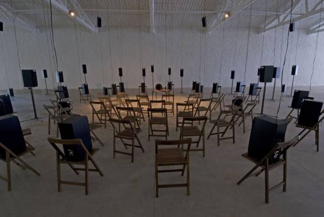 Obra sonora O assassinato dos corvos, de Janet Cardiff e George Bures Miller, usa sons, marchas, canções de ninar e a voz de Janet para contar um sonho. Obra sonora O assassinato dos corvos, de Janet Cardiff e George Bures Miller, usa sons, marchas, canções de ninar e a voz de Janet para contar um sonho.