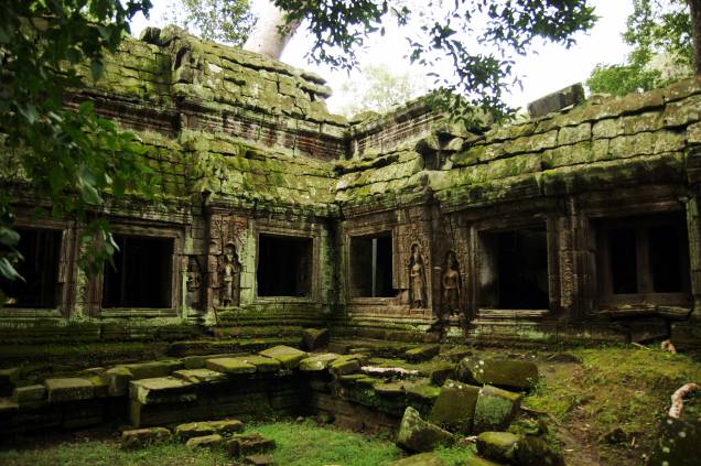 <strong>4. Ta Prohm</strong>Esse cenário te parece familiar? O templo Ta Prohm foi cenário do filme "Tomb Raider", estrelado por Angelina Jolie. O filme também teve cenas filmadas em outros templos, mas o Ta Prohm é o mais marcante deles <strong>4. Ta Prohm</strong>Esse cenário te parece familiar? O templo Ta Prohm foi cenário do filme "Tomb Raider", estrelado por Angelina Jolie. O filme também teve cenas filmadas em outros templos, mas o Ta Prohm é o mais marcante deles