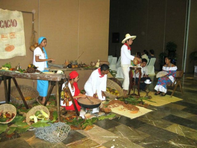 <strong>Festival do Chocolate - Villahermosa, México</strong><br />  <br />  Região de origem do cacau e de seus primeiros apreciadores, Villahermosa, no distrito de Tabasco, <a href="https://viajeaqui.abril.com.br/paises/mexico" rel="México" target="_blank">México</a>, organiza um Festival do Chocolate desde 2010. O fausto dos banquetes de Montezuma há muito já se foi, mas ainda há muita história e curiosidades na maior e principal região cacaueira do México. A  <strong>Rota do Cacau ao Chocolate</strong> faz um pequeno apanhado dessa trajetória, percorrendo fazendas produtoras e pequenas fábricas artesanais de chocolates. Aqui se encontra também o <strong>Museu Vivo do Cacau e Chocolate</strong>, que mostra os costumes que se desenvolveram em torno do que eles chamam de bebida dos deuses.    Festival do Chocolate de Tabasco    <strong>Quando</strong>: 22 a 25/nov    <strong>Onde</strong>: Centro de Convenções de Villahermosa    <strong>Informações</strong>: <a href="https://www.festivaldelchocolate.mx/" rel="www.festivaldelchocolate.mx/" target="_blank">www.festivaldelchocolate.mx/</a>