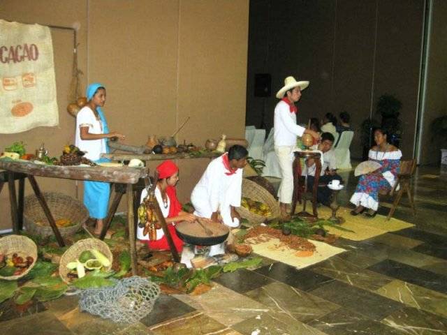 <strong>Festival do Chocolate - Villahermosa, M&eacute;xico</strong><br />  <br />  Regi&atilde;o de origem do cacau e de seus primeiros apreciadores, Villahermosa, no distrito de Tabasco, <a href="https://viajeaqui.abril.com.br/paises/mexico" rel="M&eacute;xico" target="_blank">M&eacute;xico</a>, organiza um Festival do Chocolate desde 2010. O fausto dos banquetes de Montezuma h&aacute; muito j&aacute; se foi, mas ainda h&aacute; muita hist&oacute;ria e curiosidades na maior e principal regi&atilde;o cacaueira do M&eacute;xico. A&nbsp; <strong>Rota do Cacau ao Chocolate</strong> faz um pequeno apanhado dessa trajet&oacute;ria, percorrendo fazendas produtoras e pequenas f&aacute;bricas artesanais de chocolates. Aqui se encontra tamb&eacute;m o <strong>Museu Vivo do Cacau e Chocolate</strong>, que mostra os costumes que se desenvolveram em torno do que eles chamam de bebida dos deuses.    Festival do Chocolate de Tabasco    <strong>Quando</strong>: 22 a 25/nov    <strong>Onde</strong>: Centro de Conven&ccedil;&otilde;es de Villahermosa    <strong>Informa&ccedil;&otilde;es</strong>: <a href="https://www.festivaldelchocolate.mx/" rel="www.festivaldelchocolate.mx/" target="_blank">www.festivaldelchocolate.mx/</a>