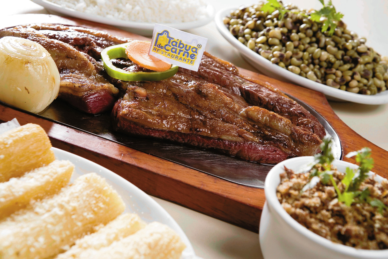 Carne de sol servida no restaurante <a href="https://viajeaqui.abril.com.br/estabelecimentos/br-rn-natal-restaurante-tabua-de-carne" rel="T&aacute;bua de Carne">T&aacute;bua de Carne</a>, em Natal, no Rio Grande do Norte. A matriz, no bairro Capim Macio, trabalha com rod&iacute;zio, al&eacute;m dos pratos do card&aacute;pio. Na filial, na Via Costeira, h&aacute; apenas servi&ccedil;o a la carte