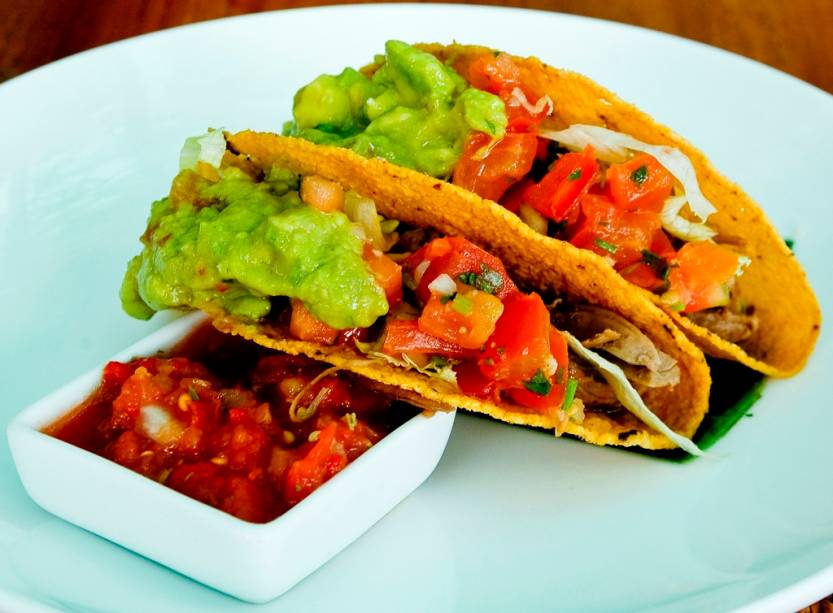 <strong>Taco, <a href="https://viajeaqui.abril.com.br/paises/mexico" rel="México" target="_blank">México</a></strong><br />    Um dos pratos-símbolo da cozinha mexicana, o taco é uma <em>tortilla </em>(panquequinha de farinha de milho), recheada com ingredientes diversos, como <em>chili con carne</em>, guacamole (uma mistura de um tipo de abacate) e verduras. Um prato de origem distinta, mas similar, é o falafel pita.  <strong>Taco, <a href="https://viajeaqui.abril.com.br/paises/mexico" rel="México" target="_blank">México</a></strong><br />    Um dos pratos-símbolo da cozinha mexicana, o taco é uma <em>tortilla </em>(panquequinha de farinha de milho), recheada com ingredientes diversos, como <em>chili con carne</em>, guacamole (uma mistura de um tipo de abacate) e verduras. Um prato de origem distinta, mas similar, é o falafel pita.