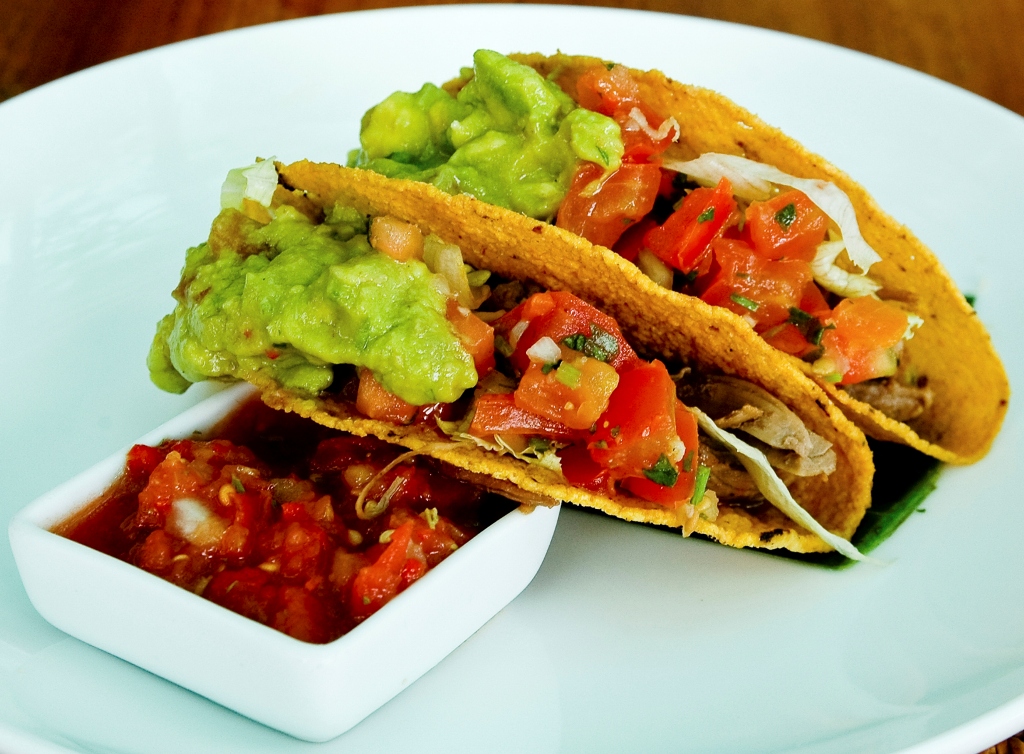 <strong>Taco, <a href="https://viajeaqui.abril.com.br/paises/mexico" rel="México" target="_blank">México</a></strong><br /> Um dos pratos-símbolo da cozinha mexicana, o taco é uma <em>tortilla </em>(panquequinha de farinha de milho), recheada com ingredientes diversos, como <em>chili con carne</em>, guacamole (uma mistura de um tipo de abacate) e verduras. Um prato de origem distinta, mas similar, é o falafel pita. <strong>Taco, <a href="https://viajeaqui.abril.com.br/paises/mexico" rel="México" target="_blank">México</a></strong><br /> Um dos pratos-símbolo da cozinha mexicana, o taco é uma <em>tortilla </em>(panquequinha de farinha de milho), recheada com ingredientes diversos, como <em>chili con carne</em>, guacamole (uma mistura de um tipo de abacate) e verduras. Um prato de origem distinta, mas similar, é o falafel pita.