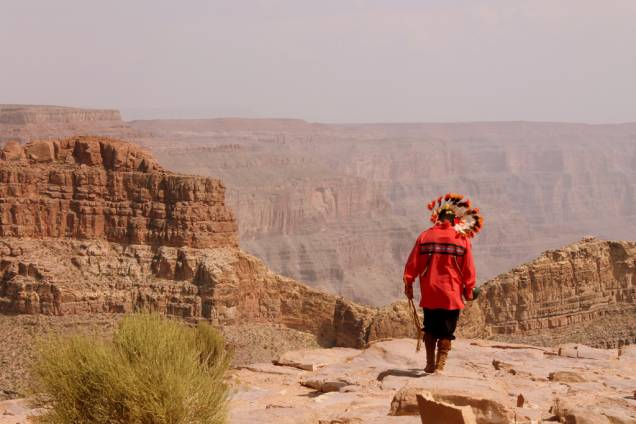 Índio no Grand Canyon, no Arizona, <a href="https://viajeaqui.abril.com.br/paises/estados-unidos" rel="Estados Unidos" target="_blank">Estados Unidos</a> Índio no Grand Canyon, no Arizona, <a href="https://viajeaqui.abril.com.br/paises/estados-unidos" rel="Estados Unidos" target="_blank">Estados Unidos</a>