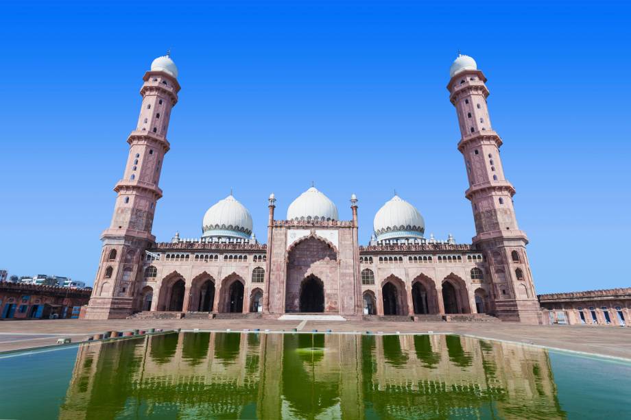 Seu nome significa &ldquo;Coroa entre as Mesquitas&rdquo; e tem uma fachada cor-de-rosa ricamente detalhada. Os dois minaretes octogonais s&atilde;o adornados com c&uacute;pulas em m&aacute;rmore branco, que observam de cima o resplendor da maior mesquita da &Iacute;ndia. O hall principal tamb&eacute;m &eacute; adornado com tr&ecirc;s c&uacute;pulas de m&aacute;rmore e o piso, tamb&eacute;m da mesma pedra, lembra o estilo Mughal da Mesquita de Lahore. Durante o dia a mesquita tamb&eacute;m &eacute; usada como escola isl&acirc;mica. Sua constru&ccedil;&atilde;o demorou: as obras come&ccedil;aram no s&eacute;culo 19 mas s&oacute; foram completadas em 1985