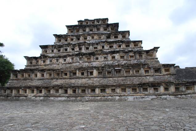 <strong>7. Pirâmide de Papantla – El Tajín – México </strong>Construída com rochas cuidadosamente recortadas e posicionadas, a pirâmide é a principal atração do complexo arqueológico El Tajín, no estado de Veracruz no México. É provável que sua construção foi feita por Totonacas há mais de mil anos.A pirâmide era pintada de vermelho escuro com os nichos em preto, com o objetivo de aumentar a sensação de profundidade deles. Organizados em sete andares em 18 metros de altura total, eles somam 365 nichos – uma relação com o calendário solar. Uma grande quantidade de esculturas foi encontrada dentro da pirâmide, assim como painéis pintados que representam cerimônias religiosas. Estima-se que a construção era um local importante de culto para sociedade que viveu nesta região do Golfo do México <strong>7. Pirâmide de Papantla – El Tajín – México </strong>Construída com rochas cuidadosamente recortadas e posicionadas, a pirâmide é a principal atração do complexo arqueológico El Tajín, no estado de Veracruz no México. É provável que sua construção foi feita por Totonacas há mais de mil anos.A pirâmide era pintada de vermelho escuro com os nichos em preto, com o objetivo de aumentar a sensação de profundidade deles. Organizados em sete andares em 18 metros de altura total, eles somam 365 nichos – uma relação com o calendário solar. Uma grande quantidade de esculturas foi encontrada dentro da pirâmide, assim como painéis pintados que representam cerimônias religiosas. Estima-se que a construção era um local importante de culto para sociedade que viveu nesta região do Golfo do México