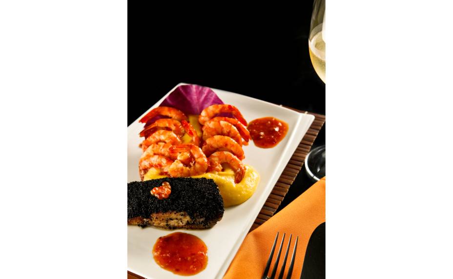 <strong>Restaurante Takêdo (Porto Alegre):</strong> uma mescla de elementos da culinária oriental foi utilizada no cardápio especial desenvolvido para o Dia dos Namorados no restaurante Takêdo, em Porto Alegre. Além do buffet (R$ 89 para homens, R$ 79, para as mulheres) com diversos pratos característicos da gastronomia japonesa, o estabelecimento servirá especialmente no dia 12 o Linguado Takêdo (na foto, R$ 59), um filé de linguado crostado de ovas de tobikko black com cascata de camarões gelados e geleia de pimenta, servidos na folha do repolho roxo com purê de mandioquinha.<br /> <br /> <b>Onde:</b> rua Carvalho Monteiro, 397, Porto Alegre/RS; Tel. (51) 3388.5097 <strong>Horário de funcionamento:</strong> das 19h às 0h <strong>Restaurante Takêdo (Porto Alegre):</strong> uma mescla de elementos da culinária oriental foi utilizada no cardápio especial desenvolvido para o Dia dos Namorados no restaurante Takêdo, em Porto Alegre. Além do buffet (R$ 89 para homens, R$ 79, para as mulheres) com diversos pratos característicos da gastronomia japonesa, o estabelecimento servirá especialmente no dia 12 o Linguado Takêdo (na foto, R$ 59), um filé de linguado crostado de ovas de tobikko black com cascata de camarões gelados e geleia de pimenta, servidos na folha do repolho roxo com purê de mandioquinha.<br /> <br /> <b>Onde:</b> rua Carvalho Monteiro, 397, Porto Alegre/RS; Tel. (51) 3388.5097 <strong>Horário de funcionamento:</strong> das 19h às 0h