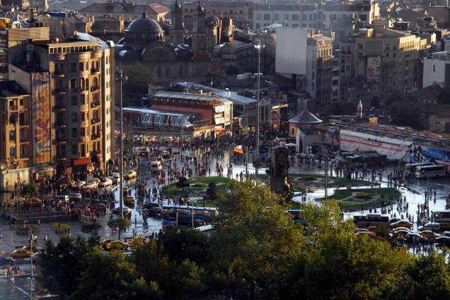 <strong>Praça Taksim – <a href="https://viajeaqui.abril.com.br/cidades/turquia-istambul" target="_blank" rel="noopener">Istambul</a> – <a href="https://beta-develop.viagemeturismo.abril.com.br/paises/turquia-8/" target="_blank" rel="noopener">Turquia </a></strong> É a principal praça da parte moderna de Istambul. Localizada do lado europeu, é palco de manifestações políticas (algumas não muito pacíficas), mas também de apresentações culturais, carrinhos de comida, artistas de rua e reuniões de grupos de jovens locais e de turistas. Ao seu redor se encontram o Centro Cultural Ataturk, o Hotel Mármara e uma estação de metrô. De lá, desça pela rua Istiklal, fechada para pedestres, com diversas lojas interessantes e que leva até a ponte que cruza para o centro histórico da cidade <a href="https://www.booking.com/searchresults.pt-br.html?aid=332455&sid=d98f25c4d6d5f89238aebe98e11a09ba&sb=1&src=searchresults&src_elem=sb&error_url=https%3A%2F%2Fwww.booking.com%2Fsearchresults.pt-br.html%3Faid%3D332455%3Bsid%3Dd98f25c4d6d5f89238aebe98e11a09ba%3Btmpl%3Dsearchresults%3Bac_click_type%3Db%3Bac_position%3D0%3Bclass_interval%3D1%3Bdest_id%3D100%3Bdest_type%3Dcountry%3Bdtdisc%3D0%3Bfrom_sf%3D1%3Bgroup_adults%3D2%3Bgroup_children%3D0%3Binac%3D0%3Bindex_postcard%3D0%3Blabel_click%3Dundef%3Bno_rooms%3D1%3Boffset%3D0%3Bpostcard%3D0%3Braw_dest_type%3Dcountry%3Broom1%3DA%252CA%3Bsb_price_type%3Dtotal%3Bsearch_selected%3D1%3Bshw_aparth%3D1%3Bslp_r_match%3D0%3Bsrc%3Dindex%3Bsrc_elem%3Dsb%3Bsrpvid%3Dd8b87d46bc5d005d%3Bss%3DIr%25C3%25A3%3Bss_all%3D0%3Bss_raw%3Dir%25C3%25A3%3Bssb%3Dempty%3Bsshis%3D0%26%3B&ss=Istambul%2C+Marmara+Region%2C+Turquia&is_ski_area=&ssne=Ir%C3%A3&ssne_untouched=Ir%C3%A3&checkin_year=&checkin_month=&checkout_year=&checkout_month=&group_adults=2&group_children=0&no_rooms=1&from_sf=1&ss_raw=istambul&ac_position=0&ac_langcode=xb&ac_click_type=b&dest_id=-755070&dest_type=city&iata=IST&place_id_lat=41.008171&place_id_lon=28.974446&search_pageview_id=d8b87d46bc5d005d&search_selected=true&search_pageview_id=d8b87d46bc5d005d&ac_suggestion_list_length=5&ac_suggestion_theme_list_length=0" target="_blank" rel="noopener"><em>Busque hospedagem em Istambul</em></a> <strong>Praça Taksim – <a href="https://viajeaqui.abril.com.br/cidades/turquia-istambul" target="_blank" rel="noopener">Istambul</a> – <a href="https://beta-develop.viagemeturismo.abril.com.br/paises/turquia-8/" target="_blank" rel="noopener">Turquia </a></strong> É a principal praça da parte moderna de Istambul. Localizada do lado europeu, é palco de manifestações políticas (algumas não muito pacíficas), mas também de apresentações culturais, carrinhos de comida, artistas de rua e reuniões de grupos de jovens locais e de turistas. Ao seu redor se encontram o Centro Cultural Ataturk, o Hotel Mármara e uma estação de metrô. De lá, desça pela rua Istiklal, fechada para pedestres, com diversas lojas interessantes e que leva até a ponte que cruza para o centro histórico da cidade <a href="https://www.booking.com/searchresults.pt-br.html?aid=332455&sid=d98f25c4d6d5f89238aebe98e11a09ba&sb=1&src=searchresults&src_elem=sb&error_url=https%3A%2F%2Fwww.booking.com%2Fsearchresults.pt-br.html%3Faid%3D332455%3Bsid%3Dd98f25c4d6d5f89238aebe98e11a09ba%3Btmpl%3Dsearchresults%3Bac_click_type%3Db%3Bac_position%3D0%3Bclass_interval%3D1%3Bdest_id%3D100%3Bdest_type%3Dcountry%3Bdtdisc%3D0%3Bfrom_sf%3D1%3Bgroup_adults%3D2%3Bgroup_children%3D0%3Binac%3D0%3Bindex_postcard%3D0%3Blabel_click%3Dundef%3Bno_rooms%3D1%3Boffset%3D0%3Bpostcard%3D0%3Braw_dest_type%3Dcountry%3Broom1%3DA%252CA%3Bsb_price_type%3Dtotal%3Bsearch_selected%3D1%3Bshw_aparth%3D1%3Bslp_r_match%3D0%3Bsrc%3Dindex%3Bsrc_elem%3Dsb%3Bsrpvid%3Dd8b87d46bc5d005d%3Bss%3DIr%25C3%25A3%3Bss_all%3D0%3Bss_raw%3Dir%25C3%25A3%3Bssb%3Dempty%3Bsshis%3D0%26%3B&ss=Istambul%2C+Marmara+Region%2C+Turquia&is_ski_area=&ssne=Ir%C3%A3&ssne_untouched=Ir%C3%A3&checkin_year=&checkin_month=&checkout_year=&checkout_month=&group_adults=2&group_children=0&no_rooms=1&from_sf=1&ss_raw=istambul&ac_position=0&ac_langcode=xb&ac_click_type=b&dest_id=-755070&dest_type=city&iata=IST&place_id_lat=41.008171&place_id_lon=28.974446&search_pageview_id=d8b87d46bc5d005d&search_selected=true&search_pageview_id=d8b87d46bc5d005d&ac_suggestion_list_length=5&ac_suggestion_theme_list_length=0" target="_blank" rel="noopener"><em>Busque hospedagem em Istambul</em></a>