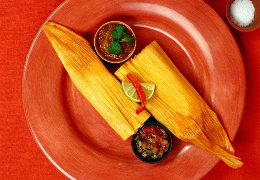 <strong>Tamales, Américas Central e do Sul</strong><br />              Diversos ingredientes utilizados globo afora têm origem americana, sendo que um dos principais é o milho. Os tamales são um tipo de pamonha, recheada com carne, legumes ou raízes, e cozido envolvido em uma folha. Muito popular em países como <strong>Nicarágua</strong>, <strong>Guatemala </strong>e <a href="https://viajeaqui.abril.com.br/paises/mexico" rel="México" target="_blank"><strong>México</strong></a>. 