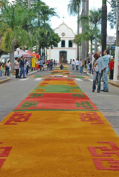 <a href="https://viajeaqui.abril.com.br/cidades/br-sp-itu" rel="Itu (SP)" target="_blank"><strong>Itu (SP)</strong></a>O tapete de Corpus Christi em Itu tem 2 quilômetros de comprimento – aqui se aplica o clichê de que nada pode ser pequeno na cidade. É montado por membros de associações e pastorais, paróquias e comunidades de jovens, que criam os desenhos usando serragens coloridas, cal, pó de café, casca de ovo, palha de arroz e flores.A procissão do Santíssimo Sacramento sai da Igreja Nossa Senhora da Candelária (a Matriz) com a participação de milhares de fiéis. A tradição acontece há mais de 45 anos e reza a lenda popular que “nesse dia nunca chove”