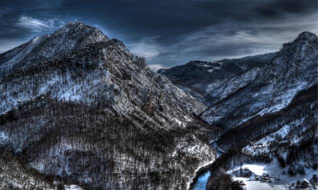 O incrível Tara River Cânion na região montanhosa de <a href="https://viajeaqui.abril.com.br/vt/blogs/achados/category/montenegro/" rel="Montenegro" target="_blank">Montenegro</a>, país localizado no leste <a href="https://viajeaqui.abril.com.br/continentes/europa" rel="Europa" target="_self">europeu</a> O incrível Tara River Cânion na região montanhosa de <a href="https://viajeaqui.abril.com.br/vt/blogs/achados/category/montenegro/" rel="Montenegro" target="_blank">Montenegro</a>, país localizado no leste <a href="https://viajeaqui.abril.com.br/continentes/europa" rel="Europa" target="_self">europeu</a>