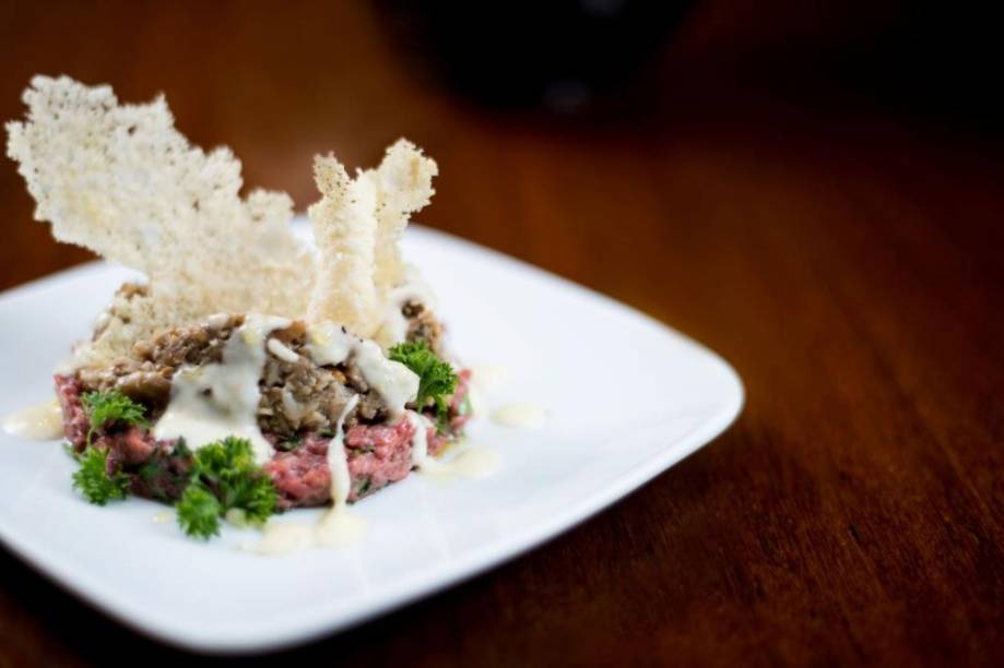 Prato do chef do Fasano de São Paulo, Luca Gozzani: <em>tartare di carne con porcini freschi e fonduta di parmigiano</em> (tartar de carne com cogumelo porcini e creme de queijo parmesão)