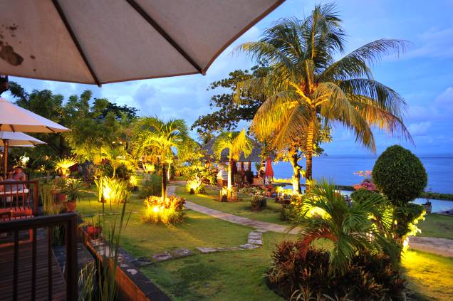 <strong>4. Tulamben, <a href="https://viajeaqui.abril.com.br/paises/indonesia" rel="Indonésia ">Indonésia</a></strong>O <a href="https://www.booking.com/hotel/id/tauch-terminal-tulamben-resort-amp-spa.pt-br.html?aid=332455&label=viagemabril-destinosmergulho" rel="Tylambem & Resort" target="_blank">Tylambem & Resort</a> é, com certeza, uma das melhores opções de acomodação por lá. Localizado entre suntuosos jardins tropicais, o resort especializado em mergulho à beira-mar proporciona aos hóspedes uma das vistas mais espetaculares do oceano, além de contar com uma ótima piscina para descansar um pouco a pele da água do mar. Dá para turistas relaxarem tomando deliciosos coquetéis ou visitando o spa do hotel para receber uma boa massagem<a href="https://www.booking.com/city/id/tulamben.pt-br.html?aid=332455&label=viagemabril-destinosmergulho" rel="Reserve o seu hotel em Tulamben através do Booking.com" target="_blank"><em>Reserve o seu hotel em Tulamben através do Booking.com</em></a> <strong>4. Tulamben, <a href="https://viajeaqui.abril.com.br/paises/indonesia" rel="Indonésia ">Indonésia</a></strong>O <a href="https://www.booking.com/hotel/id/tauch-terminal-tulamben-resort-amp-spa.pt-br.html?aid=332455&label=viagemabril-destinosmergulho" rel="Tylambem & Resort" target="_blank">Tylambem & Resort</a> é, com certeza, uma das melhores opções de acomodação por lá. Localizado entre suntuosos jardins tropicais, o resort especializado em mergulho à beira-mar proporciona aos hóspedes uma das vistas mais espetaculares do oceano, além de contar com uma ótima piscina para descansar um pouco a pele da água do mar. Dá para turistas relaxarem tomando deliciosos coquetéis ou visitando o spa do hotel para receber uma boa massagem<a href="https://www.booking.com/city/id/tulamben.pt-br.html?aid=332455&label=viagemabril-destinosmergulho" rel="Reserve o seu hotel em Tulamben através do Booking.com" target="_blank"><em>Reserve o seu hotel em Tulamben através do Booking.com</em></a>