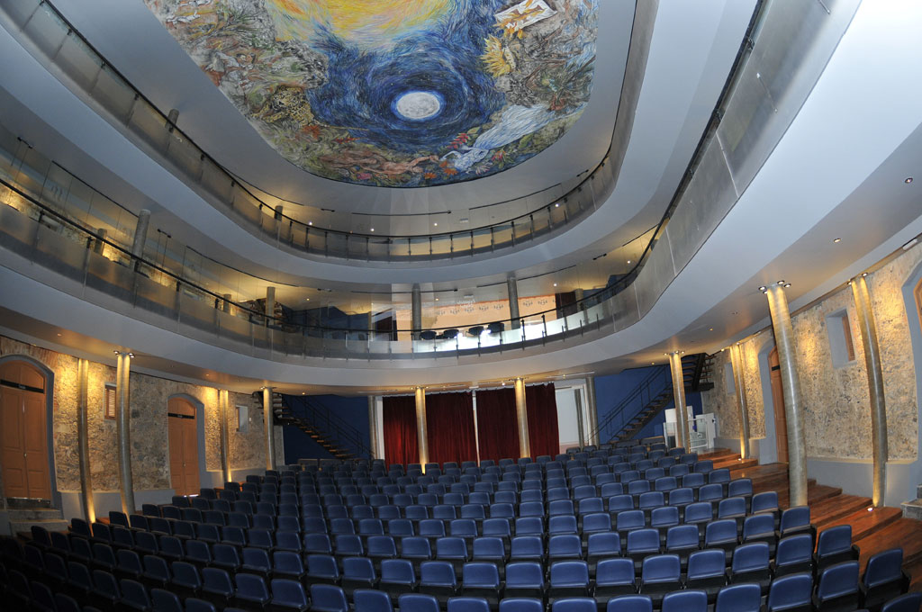 O Teatro Guarany, no Centro Hist&oacute;rico de Santos, sofreu um inc&ecirc;ndio, em 1981, acabando com as pinturas nas parede e no teto que deram fama ao artista Benedito Calixto. Foi reinaugurado em 2008, ap&oacute;s a restaura&ccedil;&atilde;o